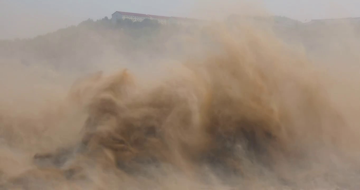 河南省洛阳市黄河小浪底水利枢纽风景区调水调沙壮观场面视频素材