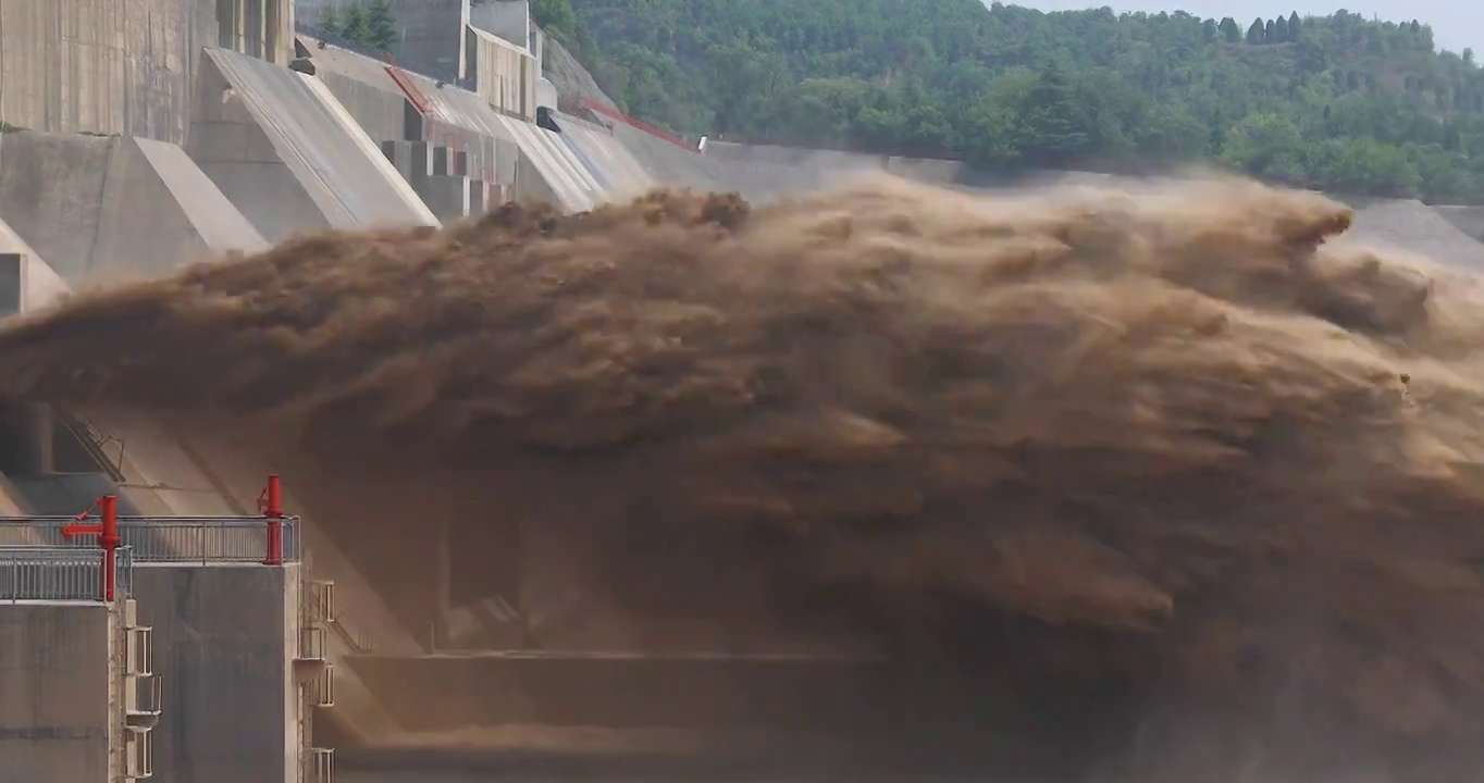 河南省洛阳市黄河小浪底水利枢纽风景区调水调沙壮观场面视频素材