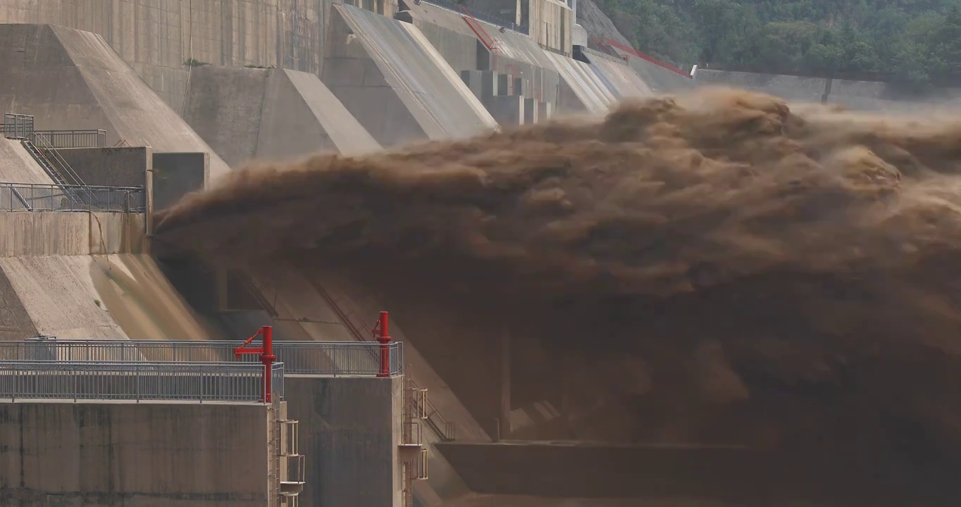 河南省洛阳市黄河小浪底水利枢纽风景区调水调沙壮观场面视频素材