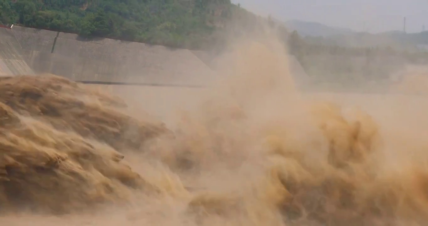 河南省洛阳市黄河小浪底水利枢纽风景区调水调沙壮观场面视频素材