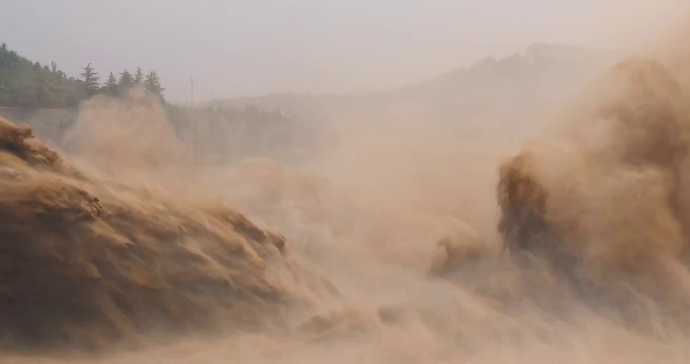 河南省洛阳市黄河小浪底水利枢纽风景区调水调沙壮观场面视频素材