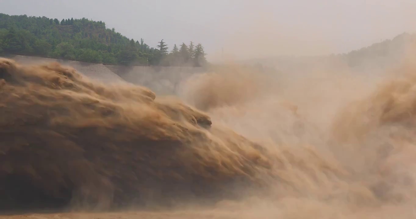 河南省洛阳市黄河小浪底水利枢纽风景区调水调沙壮观场面视频素材