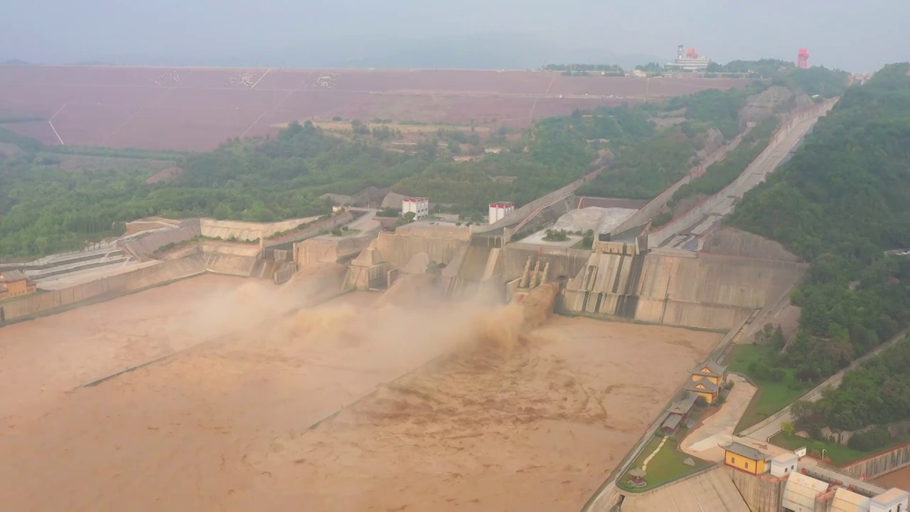 航拍河南省洛阳市黄河小浪底水利枢纽风景区调水调沙壮观场面视频素材