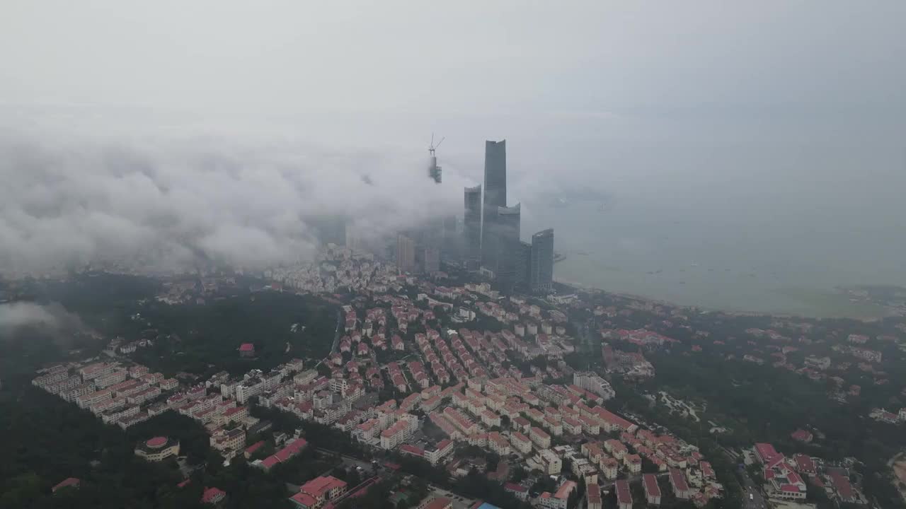 青岛平流雾摩天大楼城市航拍风光视频素材