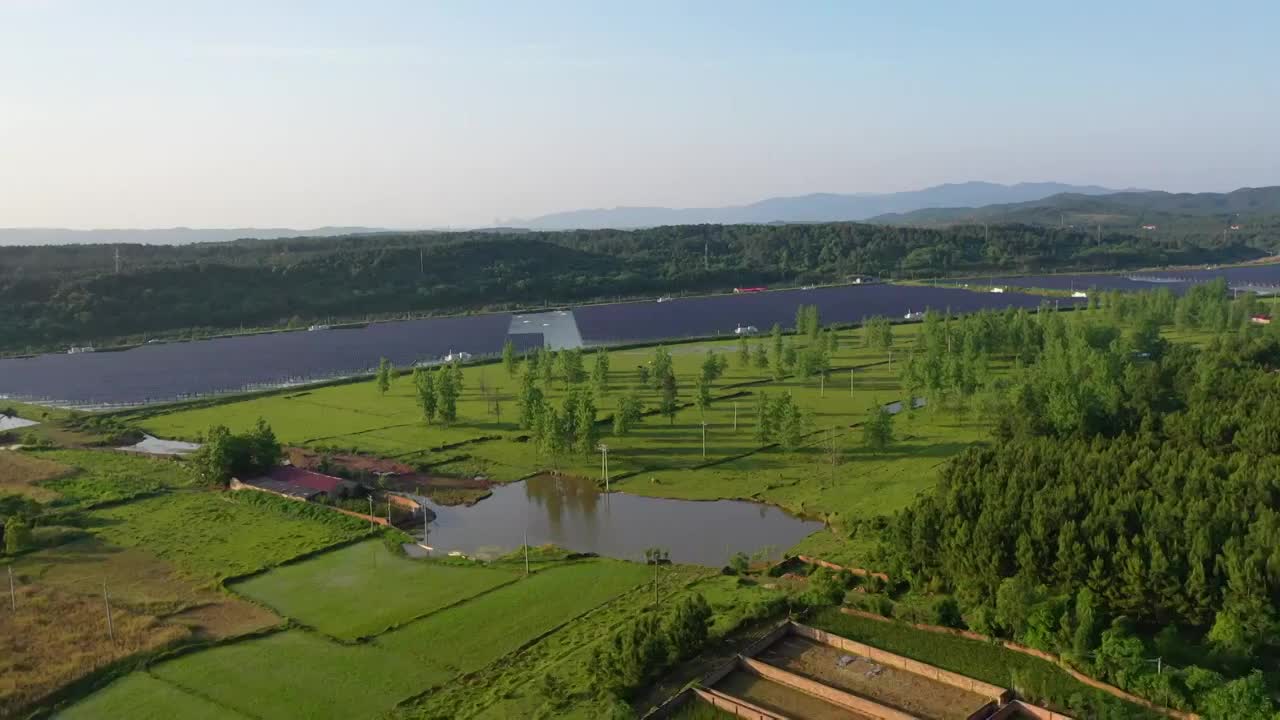 丘陵水域太阳能视频素材