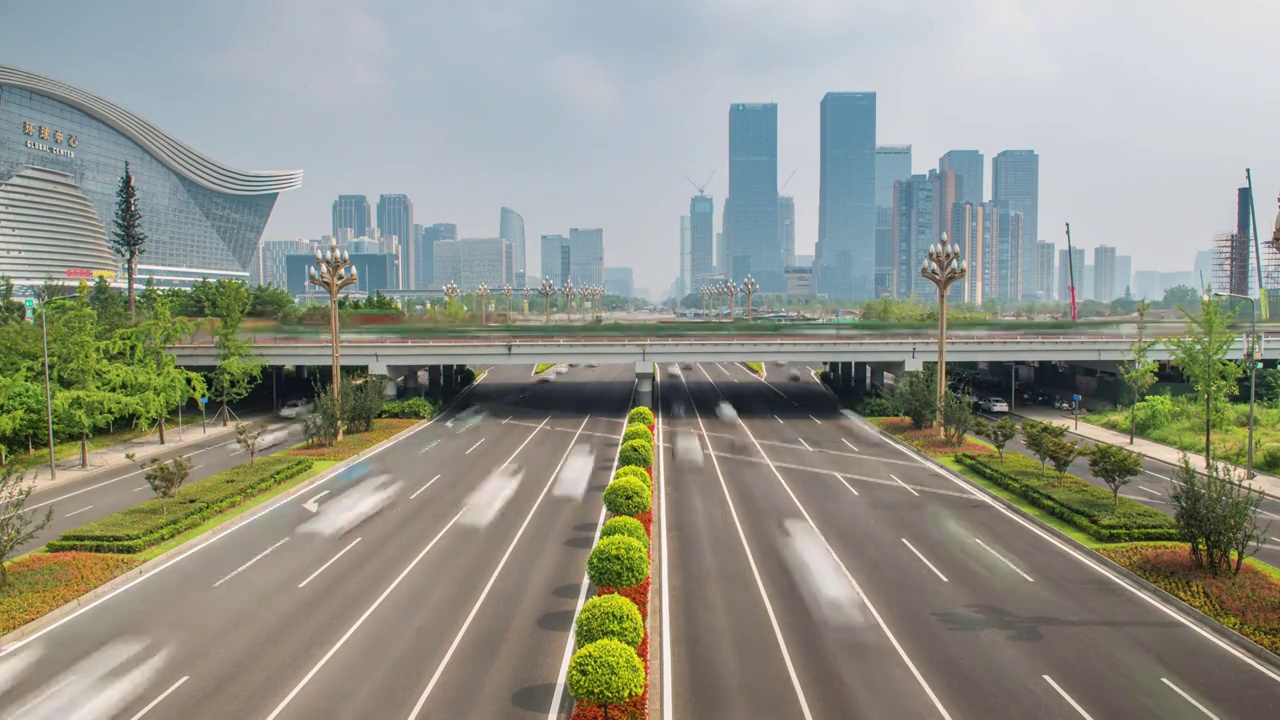 宽敞的都市主干道车流视频素材