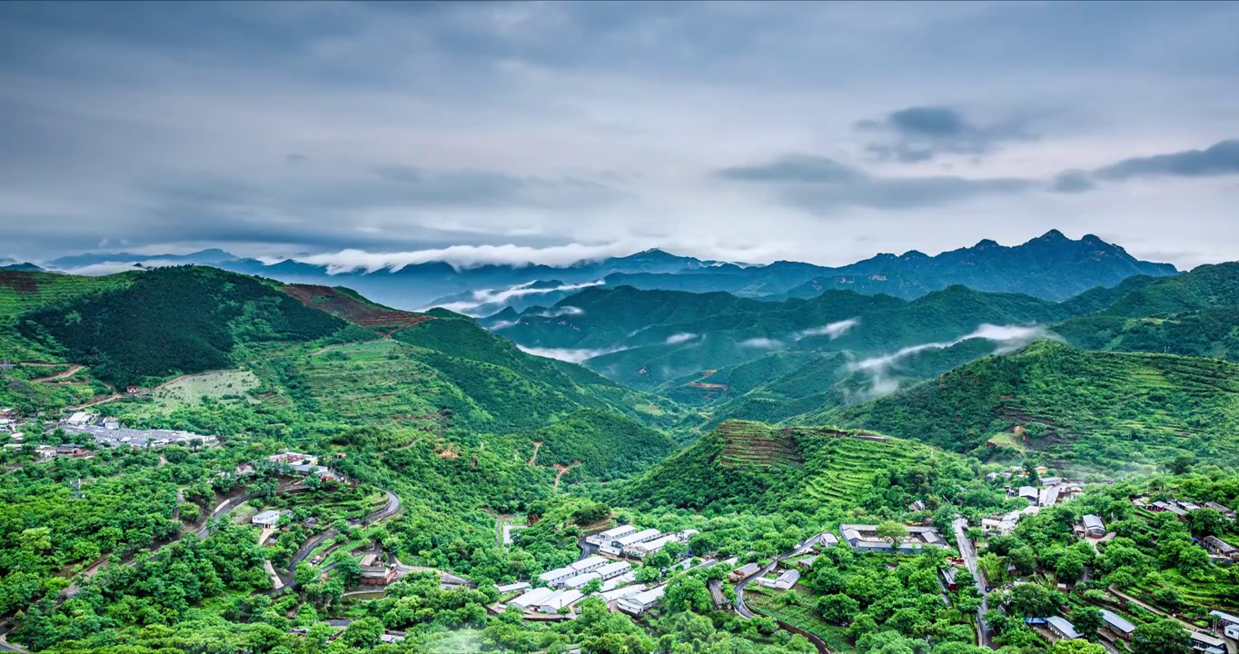 山村上空的流动云海视频素材