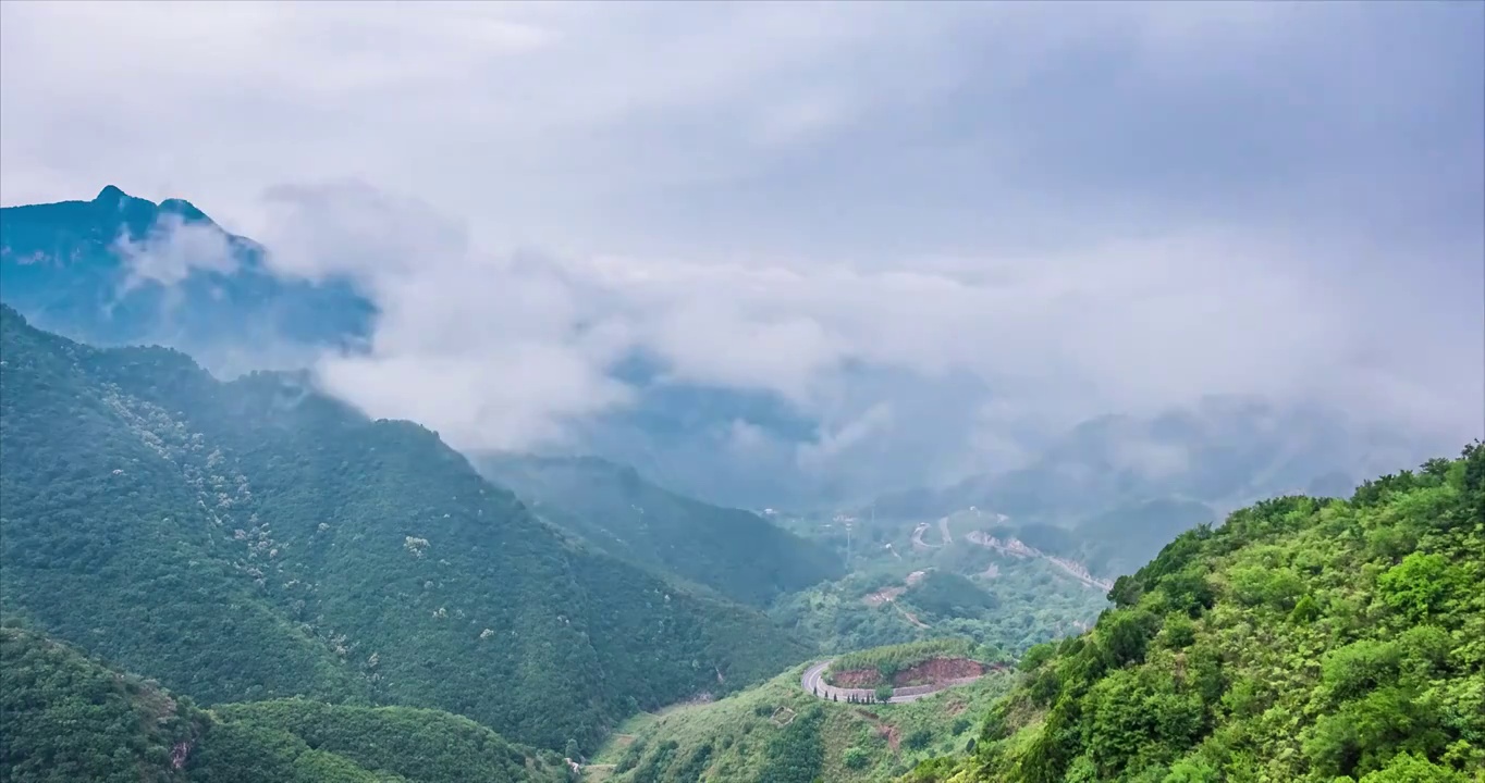 云海中时隐时现的山谷视频素材