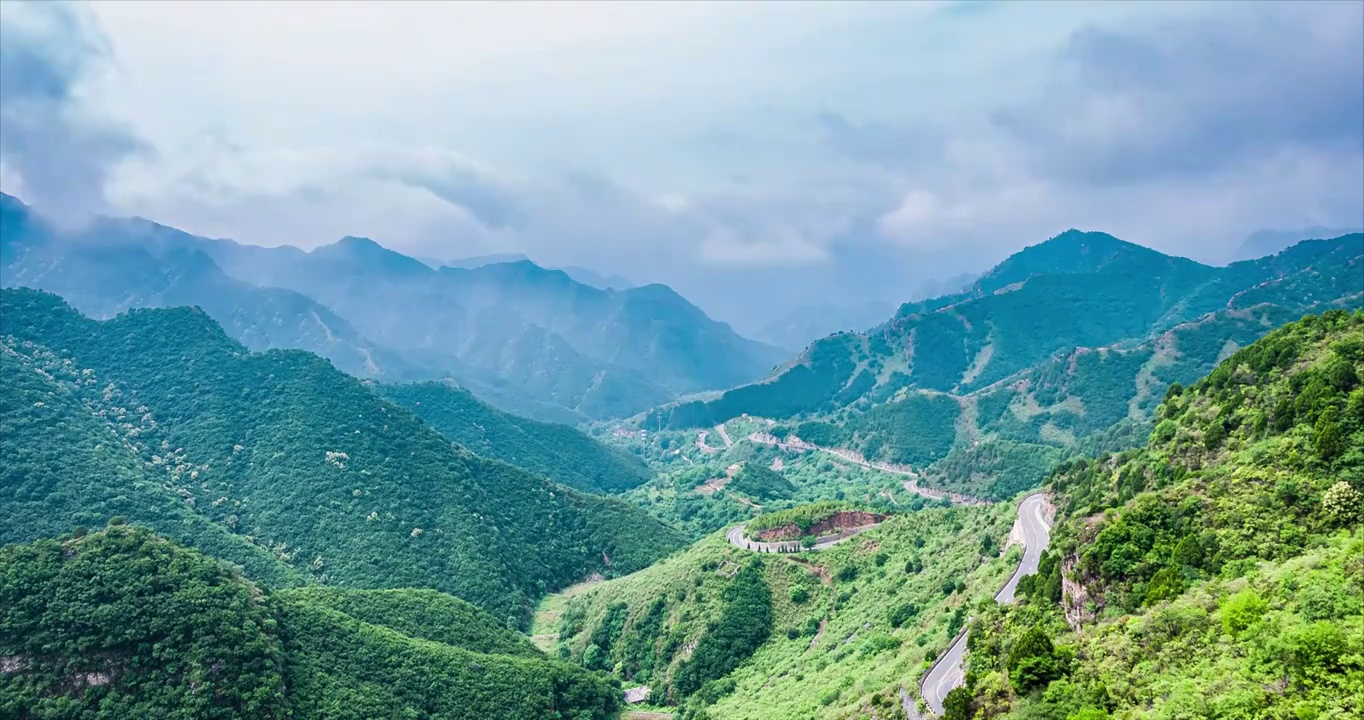 山谷上空流动的云海视频素材