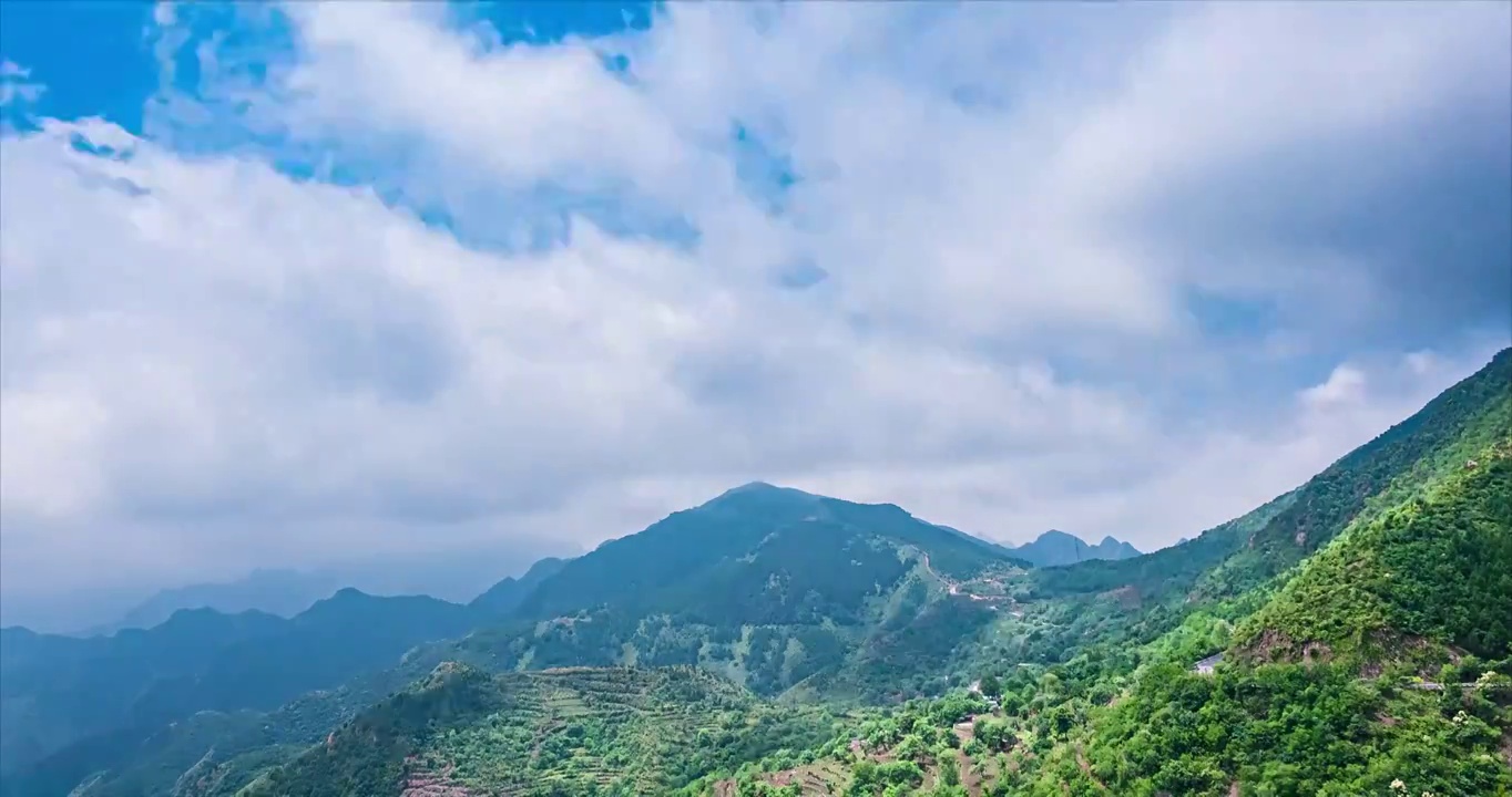 山村上空的云雾流动延时视频素材