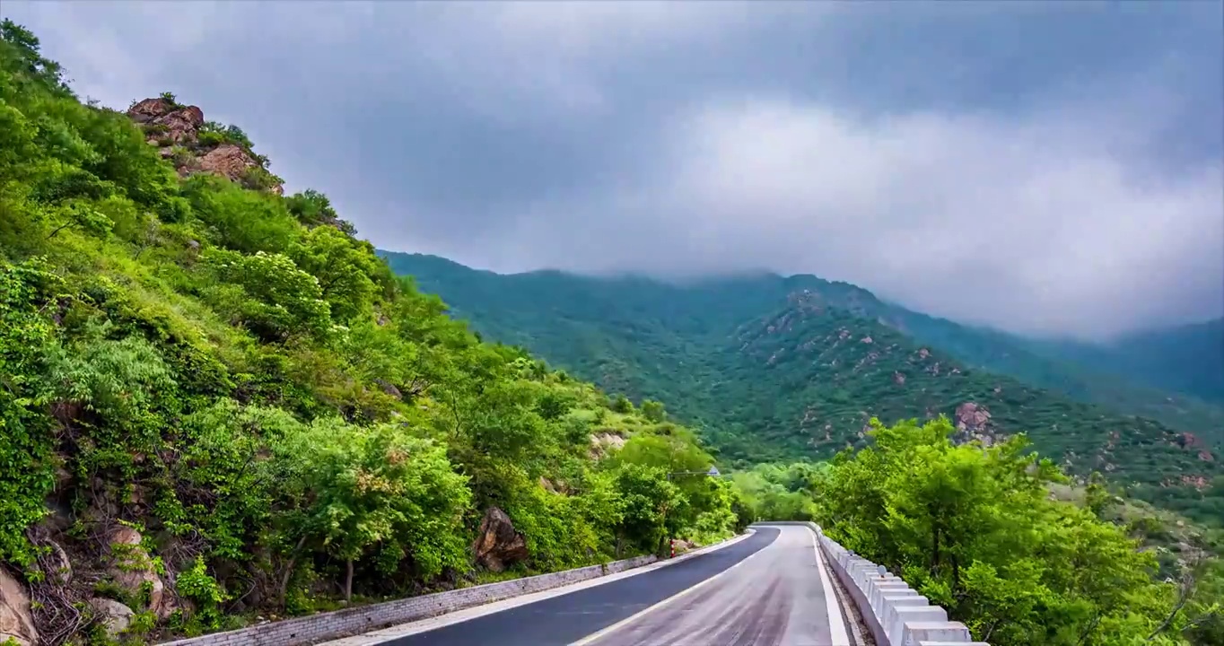 山间公路上空的流云延时视频素材