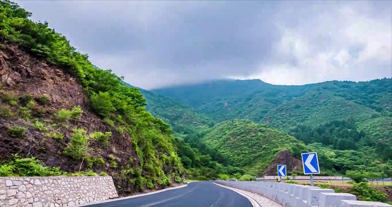 山间公路上空的云雾流转和霞光延时视频素材