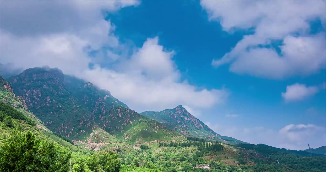 晴空云雾掩山梁延时视频素材