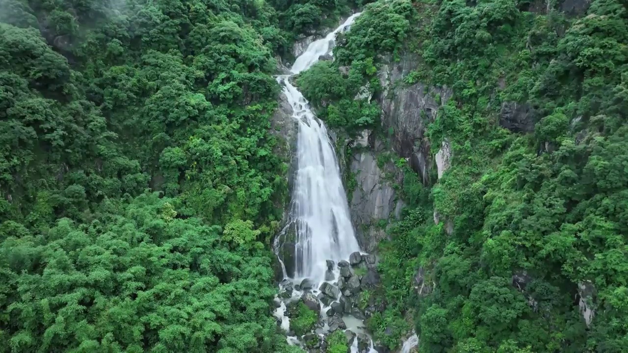 无人机视角，俯视航拍河道水流瀑布视频素材