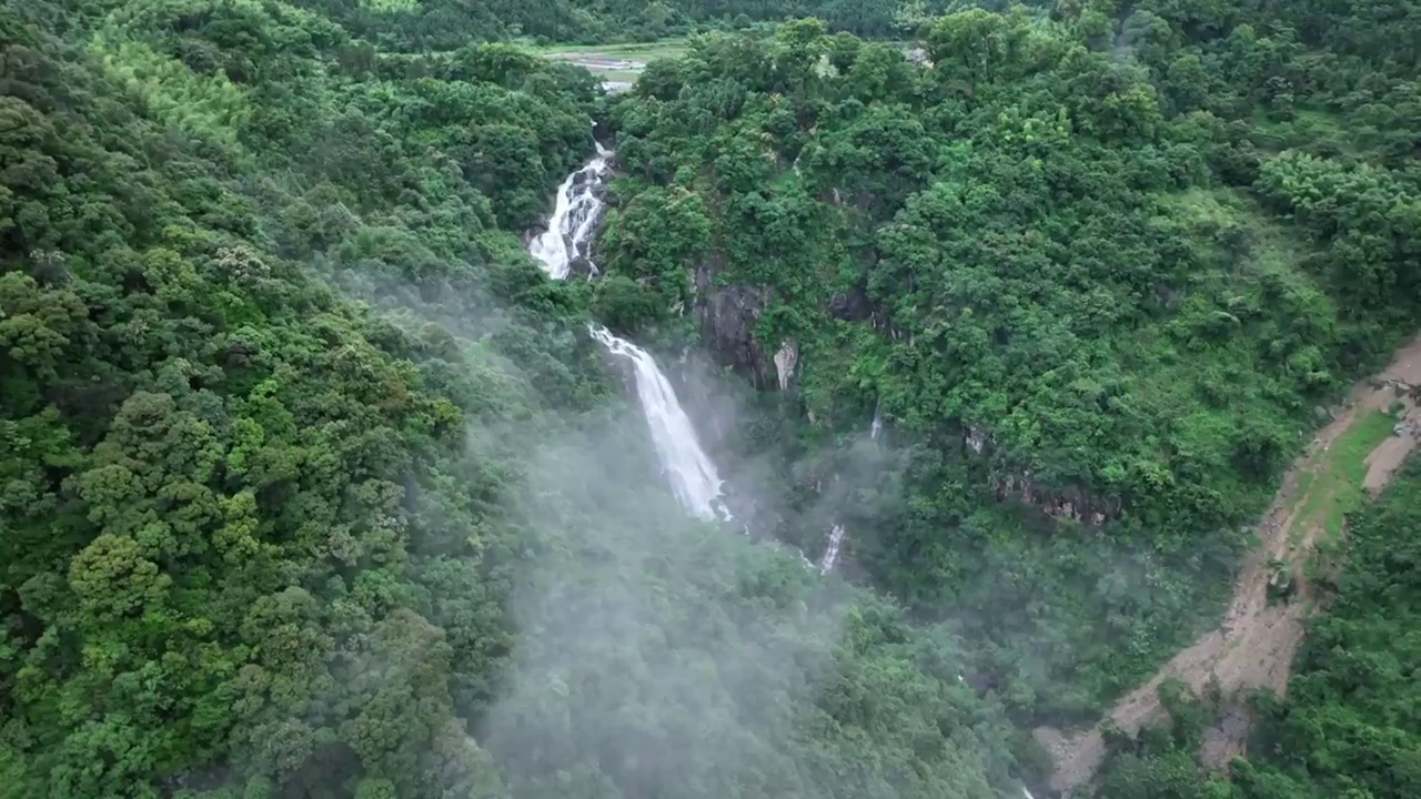 无人机视角，航拍多云天气森林高落差瀑布视频素材