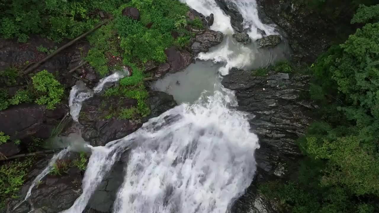 无人机视角，航拍高落差水流视频素材