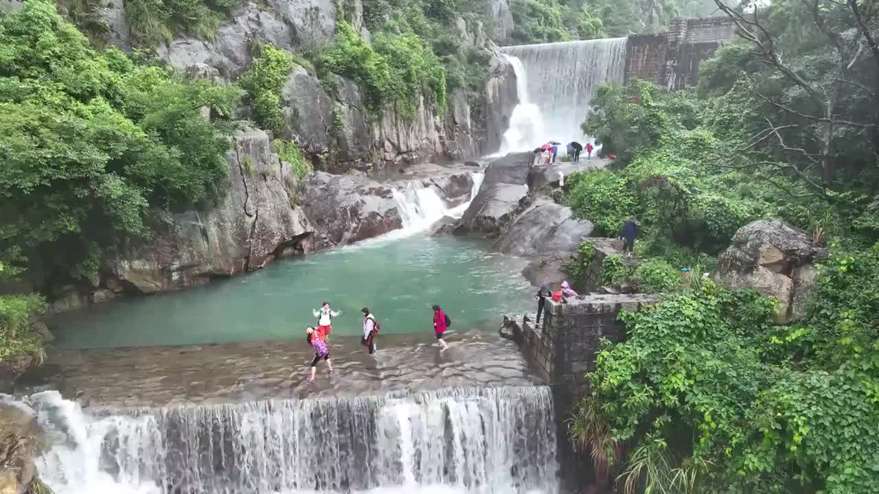 无人机视角，航拍水库多级瀑布视频素材