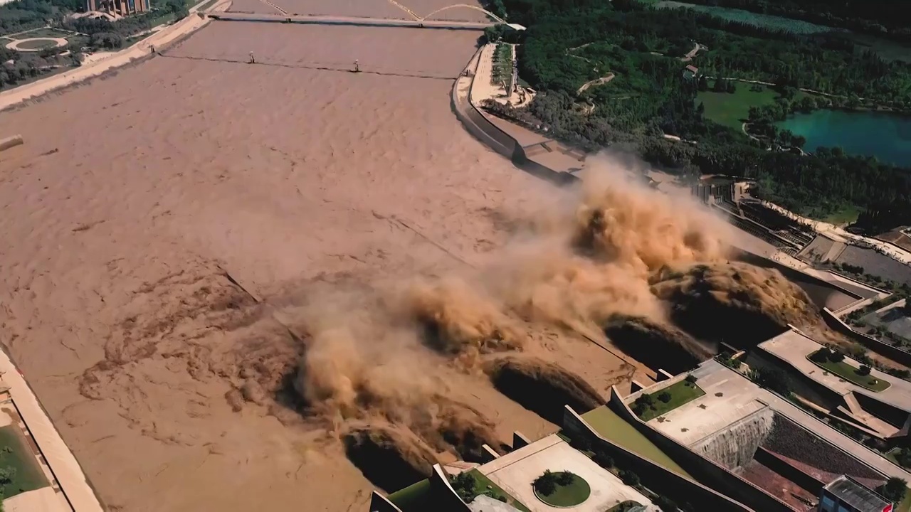 航拍河南省洛阳市小浪底水利枢纽风景区调水调沙震撼画面视频素材