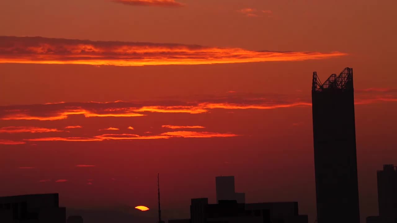 城市日出，太阳地面升起视频素材