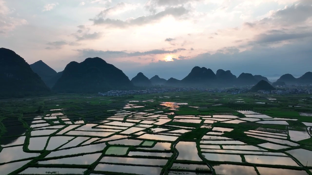 清晨日出时分喀斯特地貌山谷中的田园风光视频素材