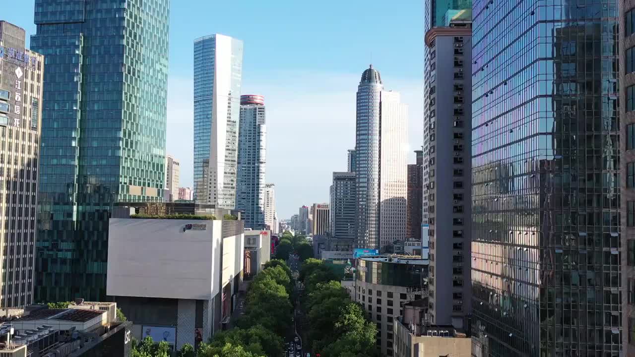 晴朗天气南京市中心，新街口商圈的都市风光视频素材