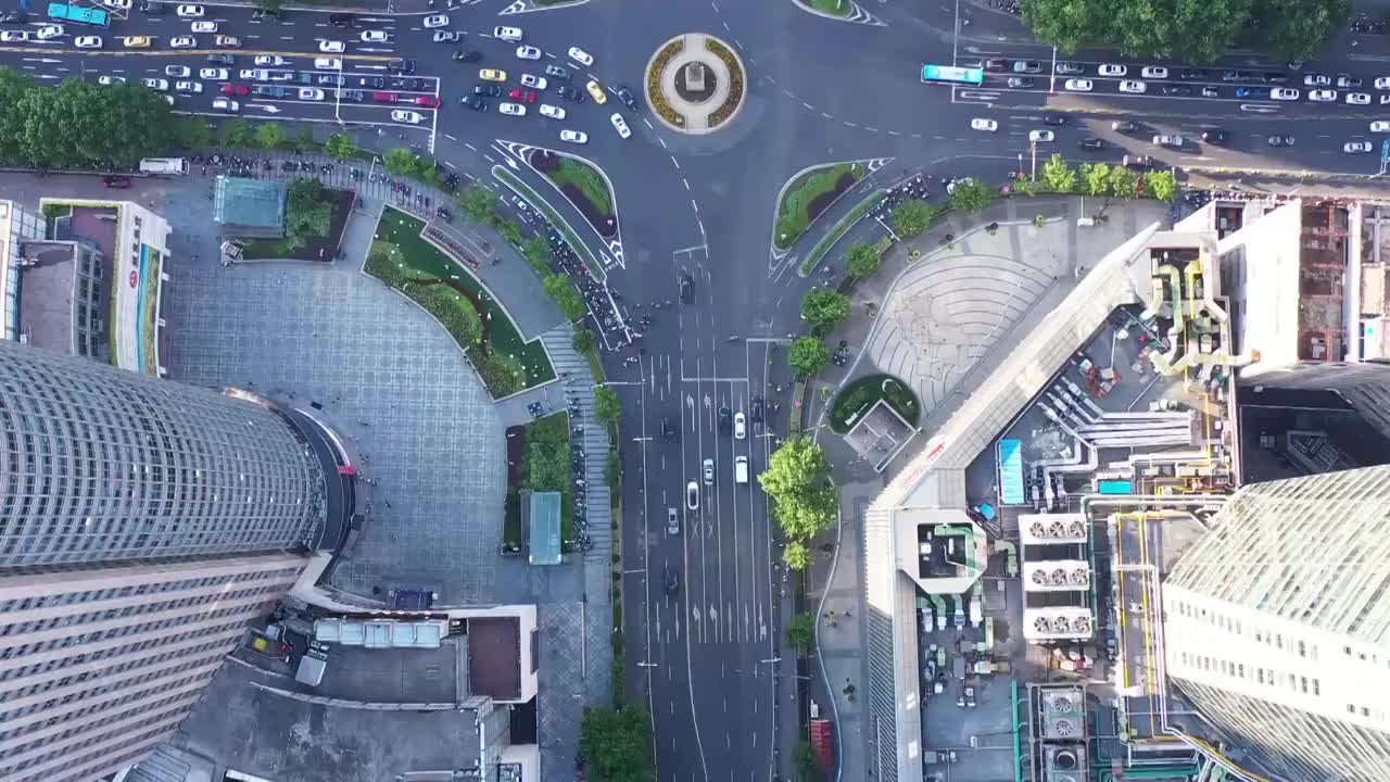 航拍南京市中心，新街口商圈的地面繁忙交通视频素材