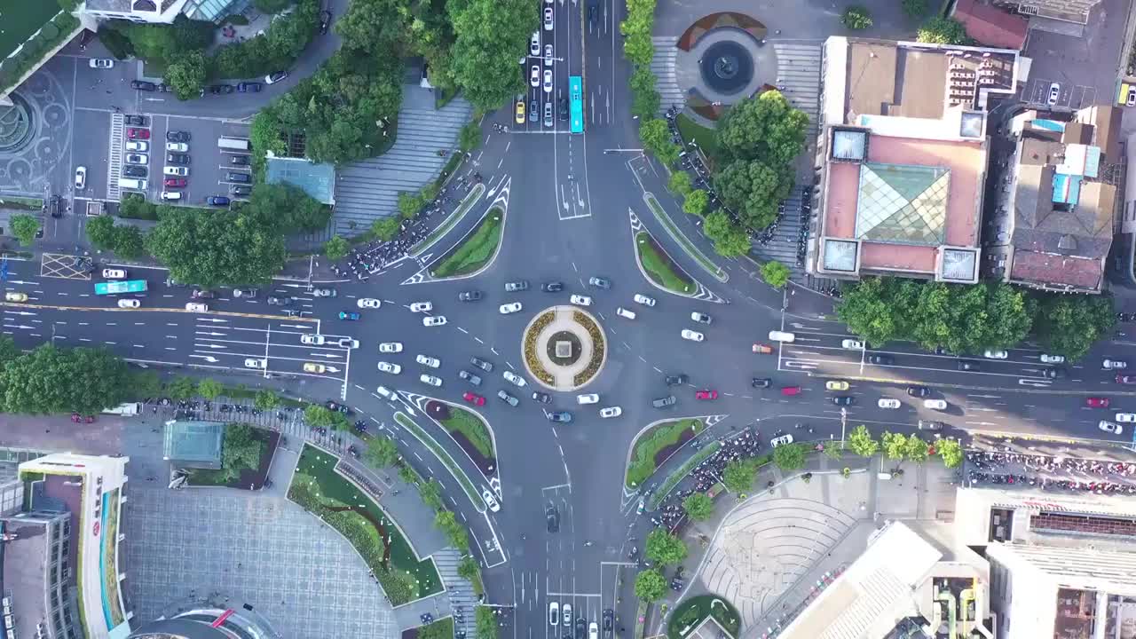 航拍南京市中心，新街口商圈的地面繁忙交通视频素材