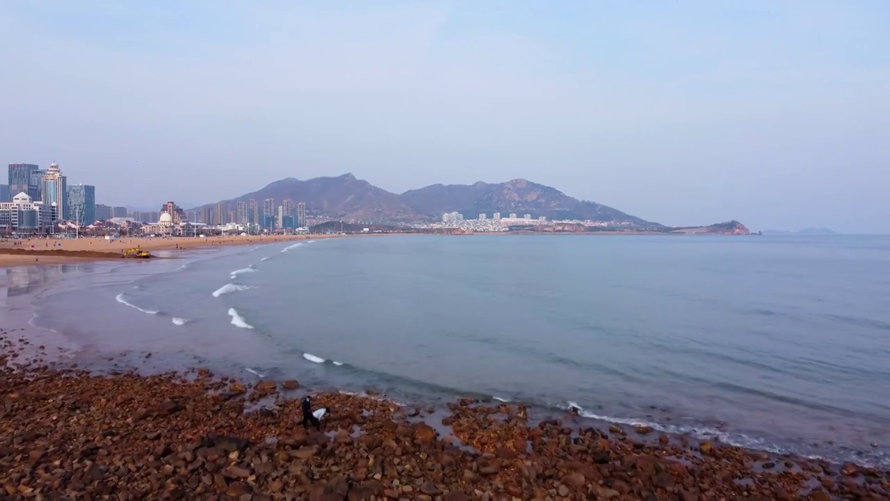 石老人海水浴场岩石沙滩飞向海面视频素材