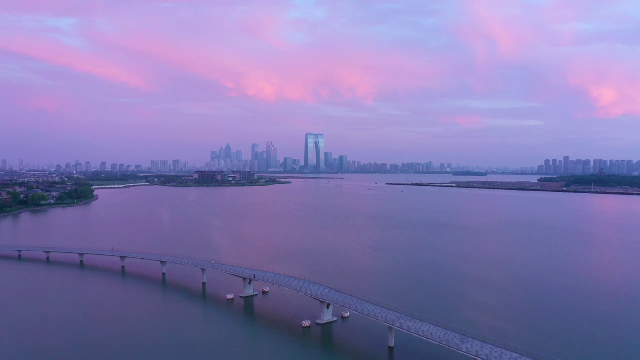 苏州园区清晨的金鸡湖栈桥视频素材