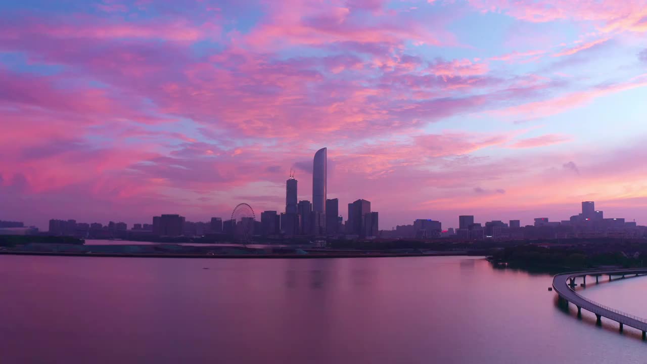 苏州园区清晨的金鸡湖栈桥视频素材