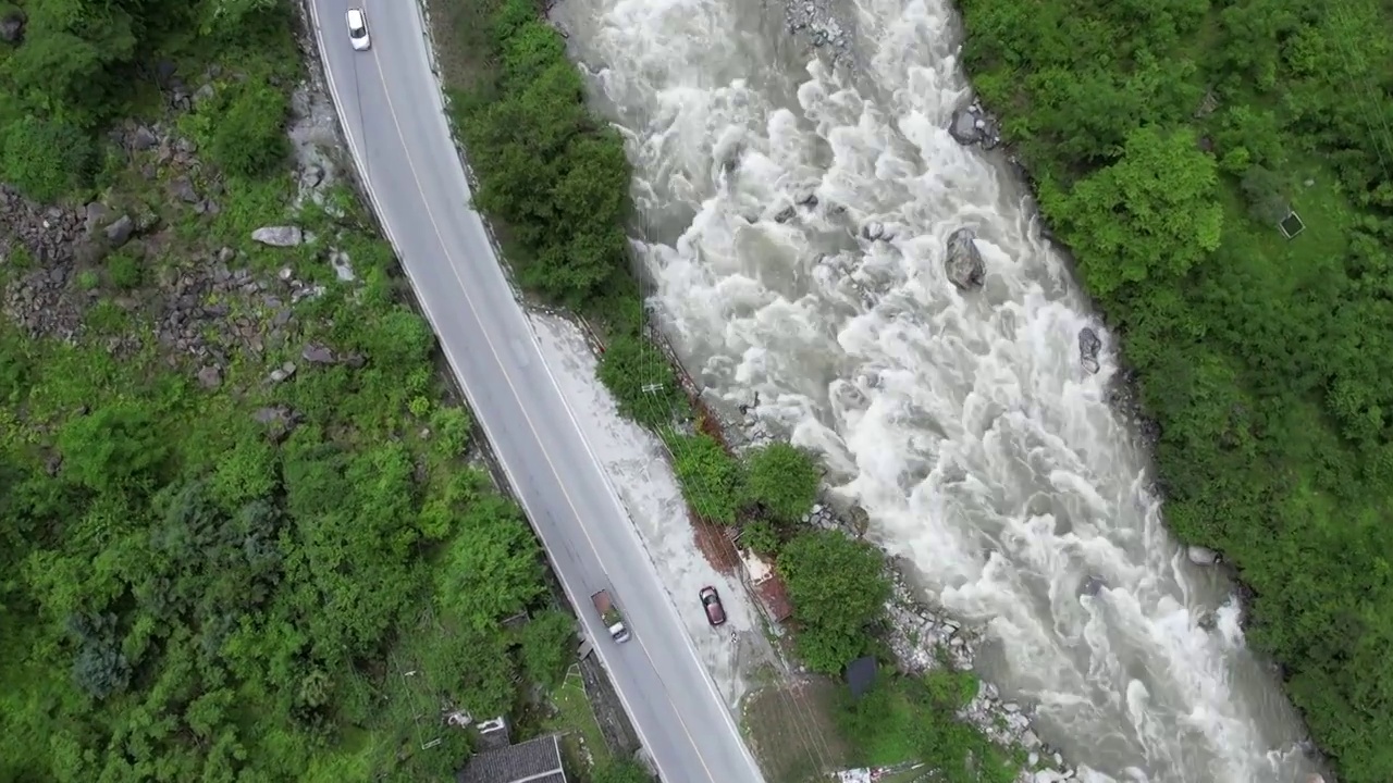 四川甘孜藏族自治州318国道路上山谷里的河流静谧而湍急无人机高清航拍4k视频素材