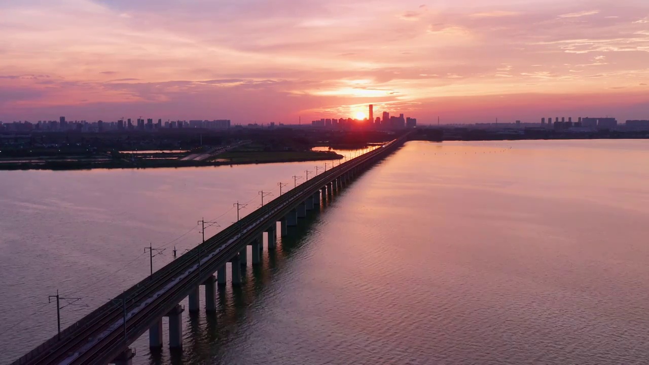 苏州园区阳澄湖上的京沪高铁视频素材