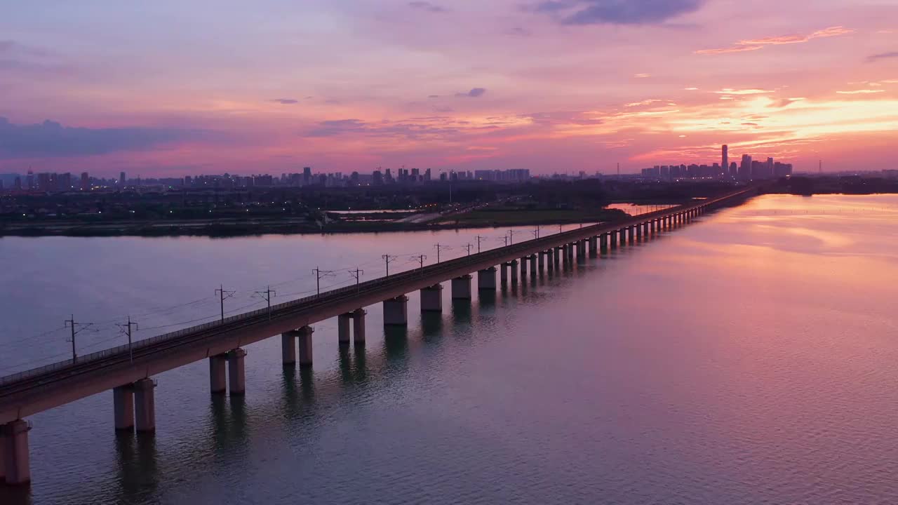 苏州园区阳澄湖上的京沪高铁视频素材