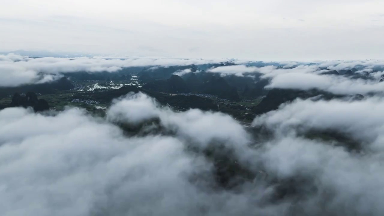 夏天雨后天空的云雾和山谷中的田园风光视频素材