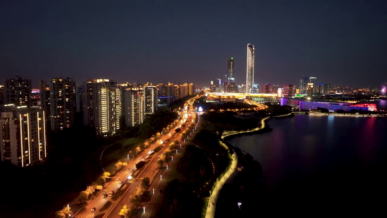 江苏苏州园区金鸡湖景区，苏州国际金融中心夜景视频素材