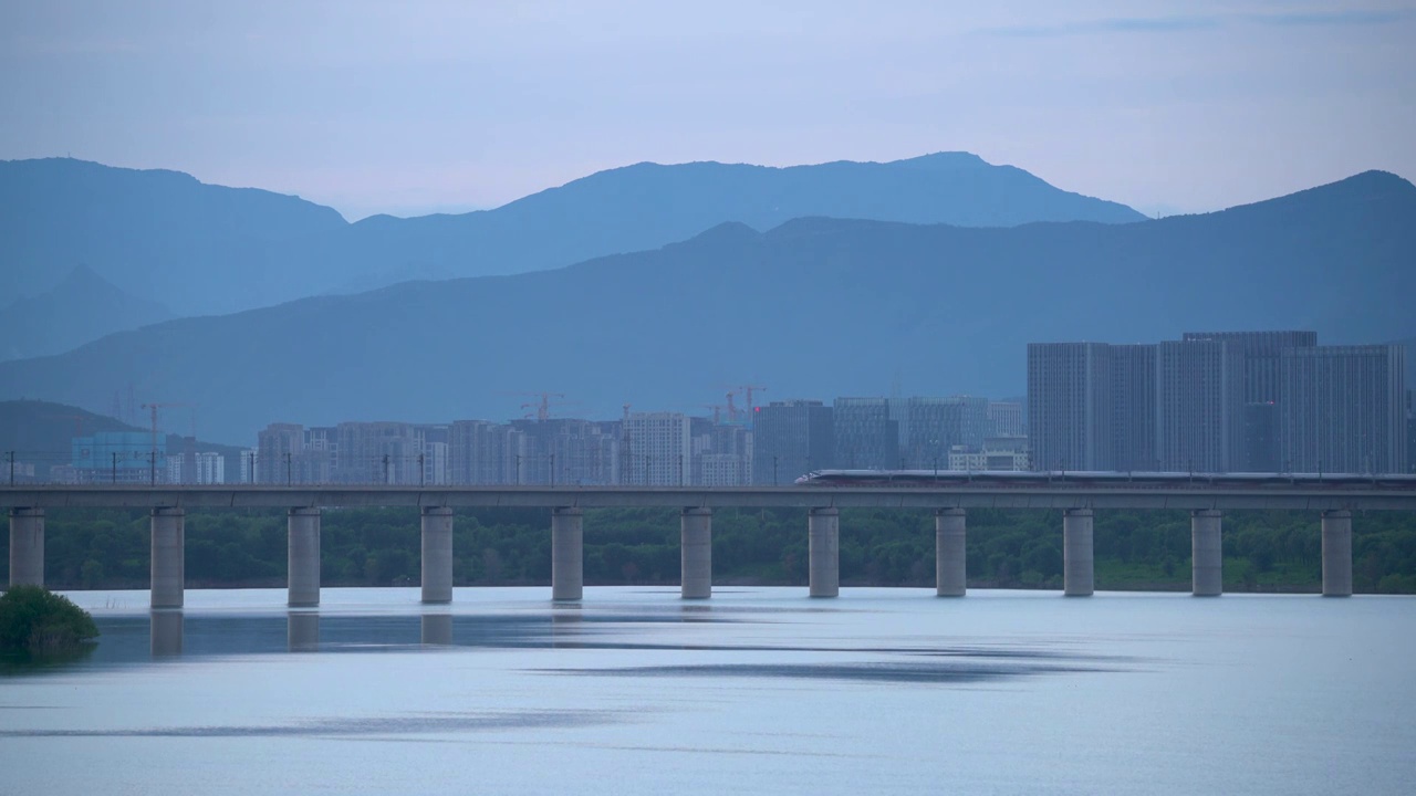 高速列车驶过园博湖视频素材