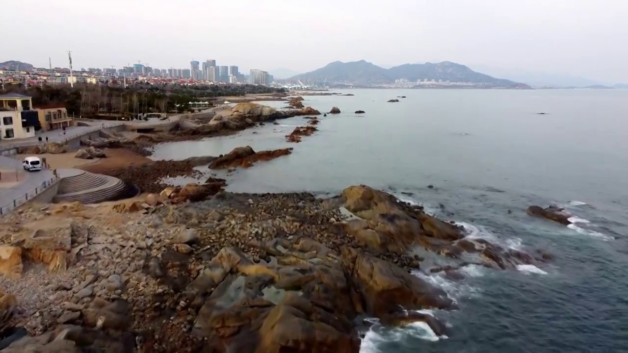 青岛燕儿岛海岸低空飞行拍摄海面岩石和海鸥视频素材