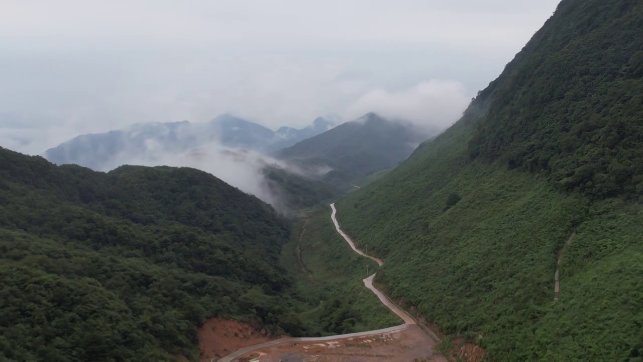 山区雨后升腾的云雾视频素材