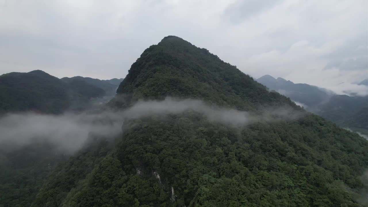 山区雨后升腾的云雾视频下载