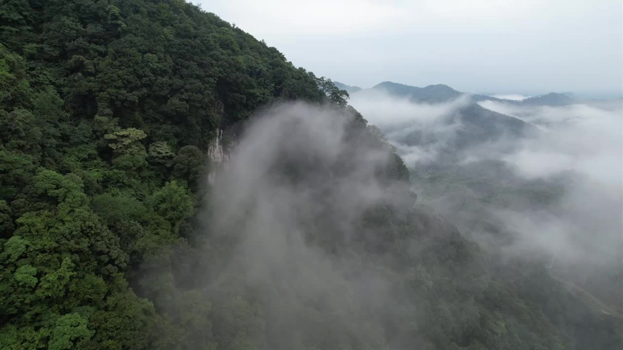 山区雨后升腾的云雾视频下载