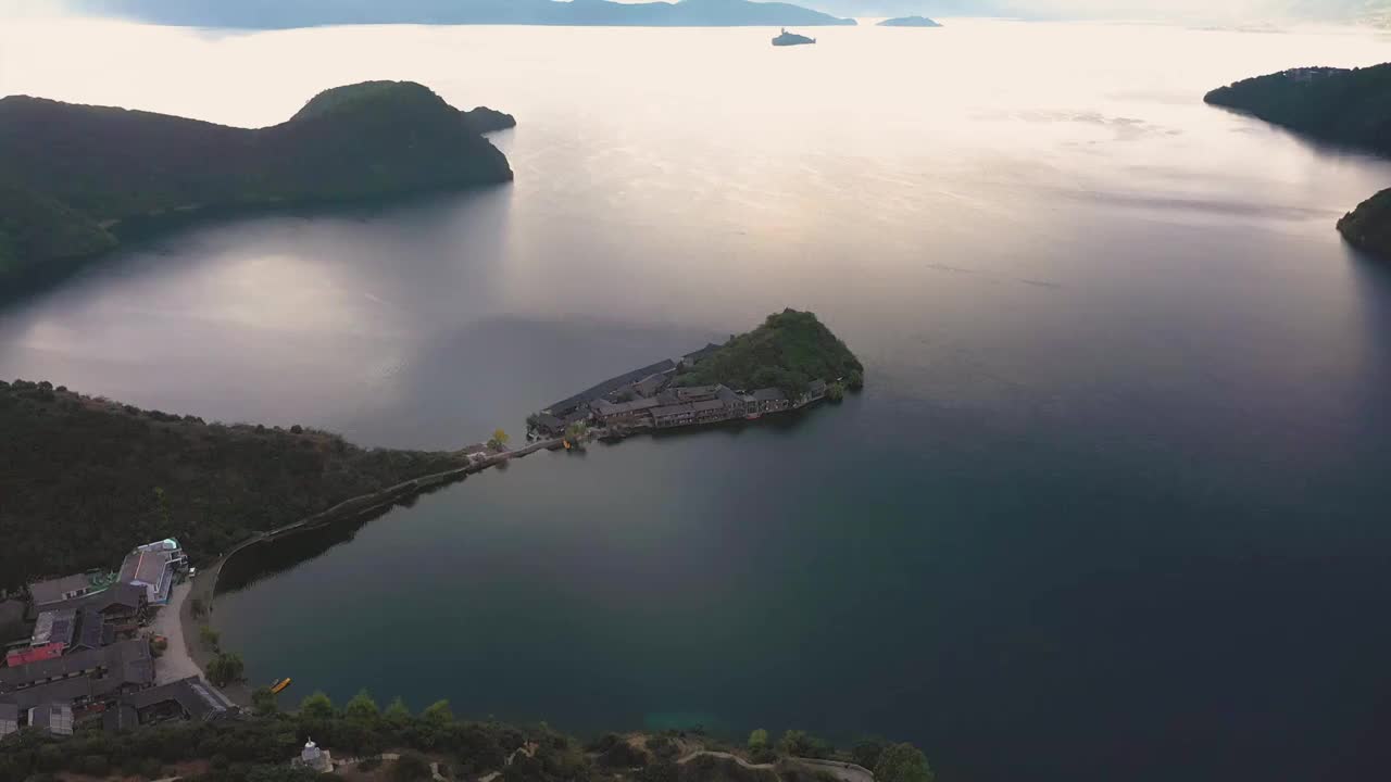 航拍秋天的中国云南丽江泸沽湖风景视频素材