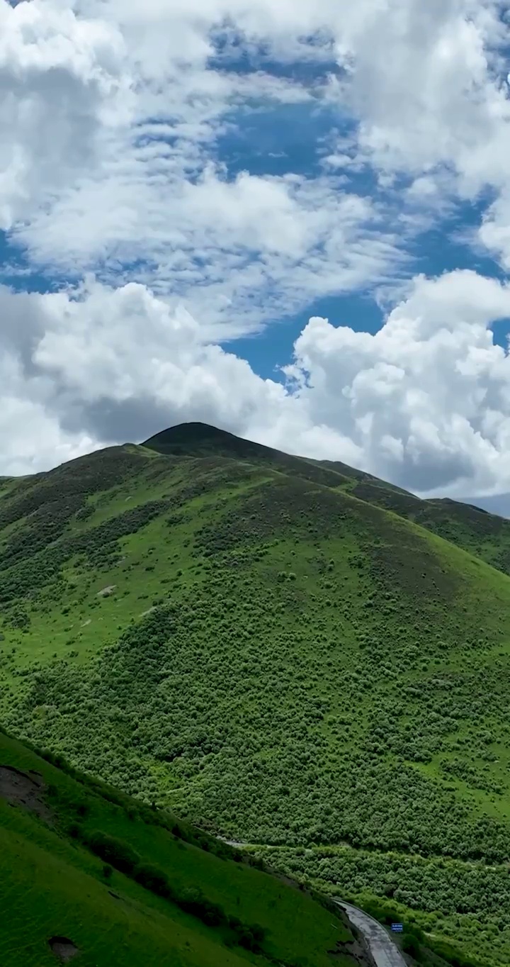 春天里的川西小金县马家沟的天空森林与海子视频素材