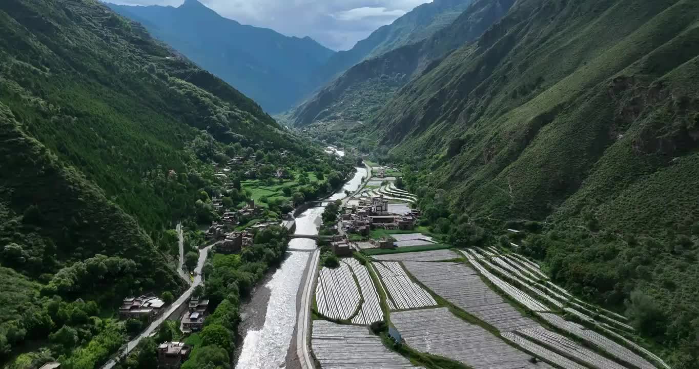 航拍四川甘孜藏区的藏族村庄视频素材