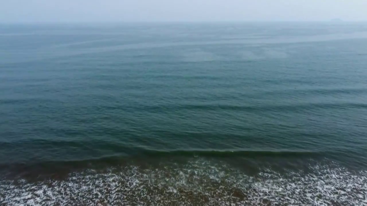 青岛沙滩直飞抬头飞向大海和大雾视频素材