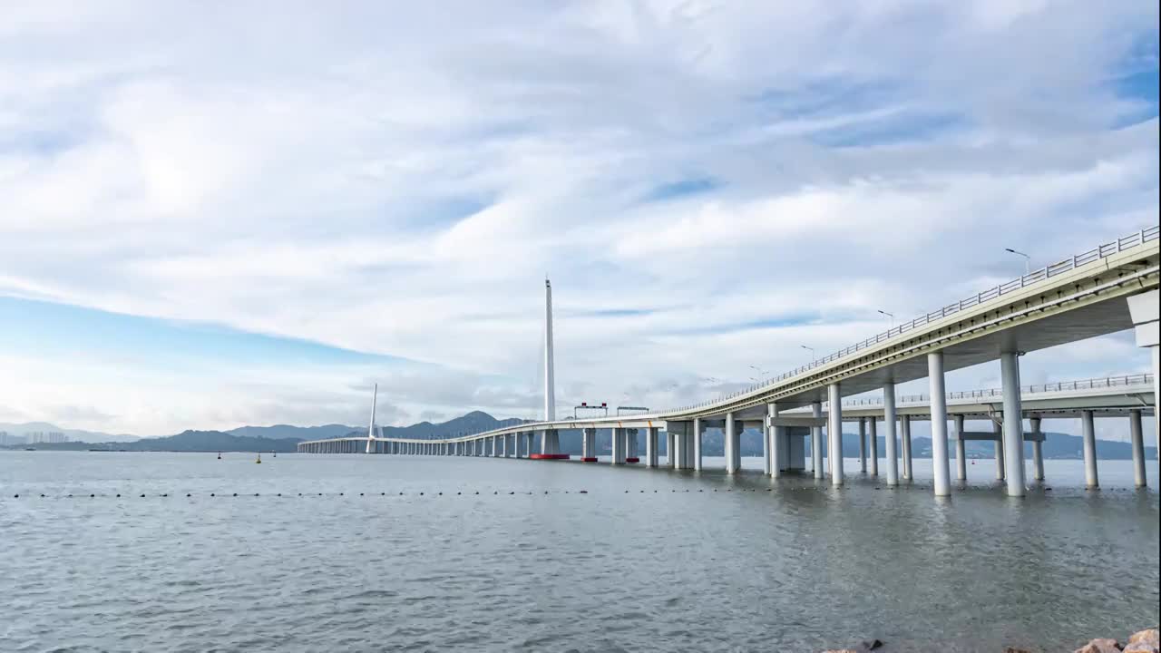 深圳湾跨海大桥蓝天白云延时视频素材