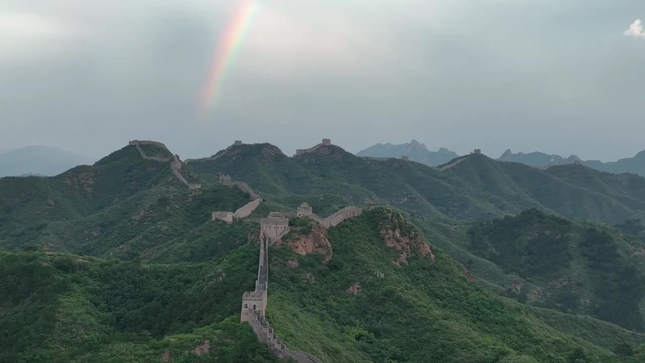 雨后的长城彩虹好天气美丽的长城风光视频素材