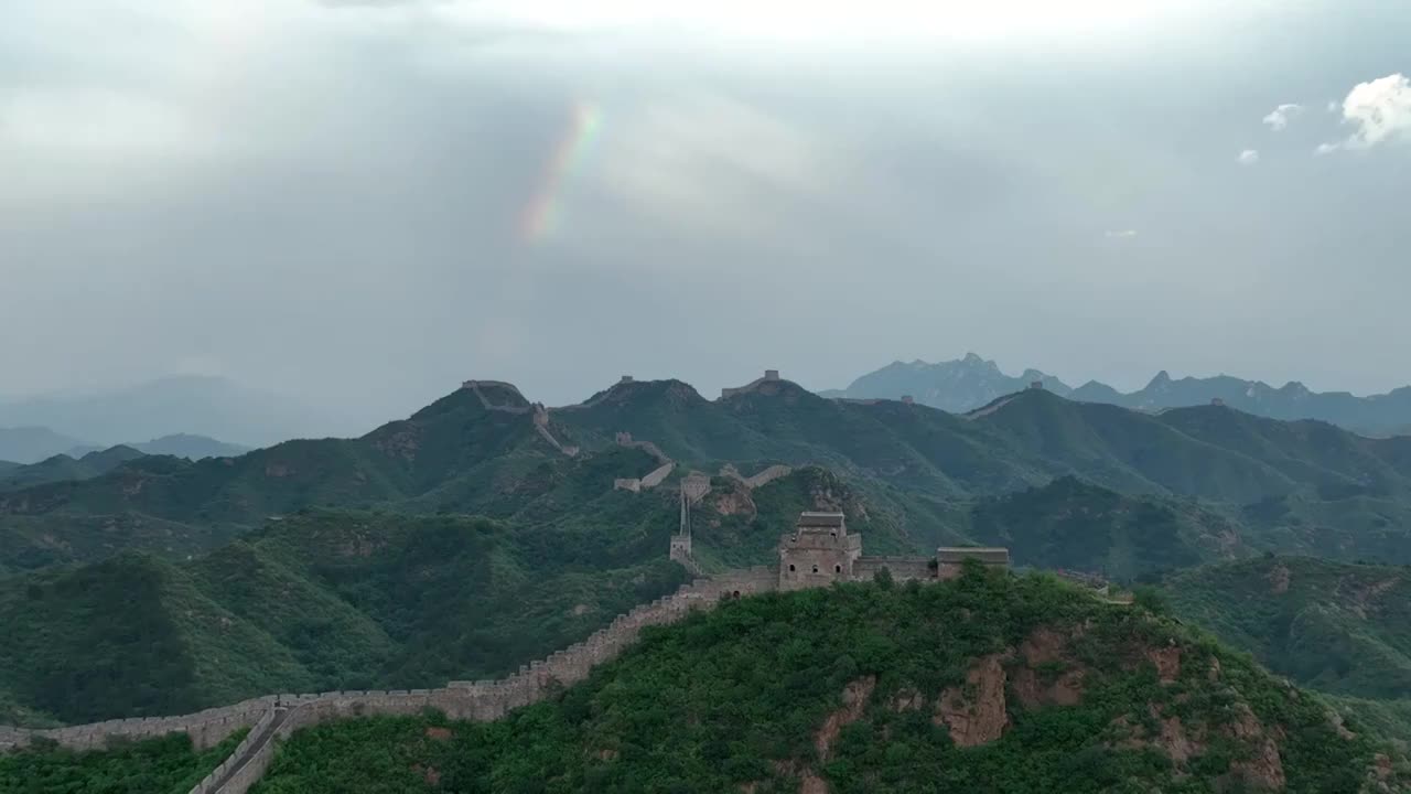 雨后的长城彩虹好天气美丽的长城风光视频素材