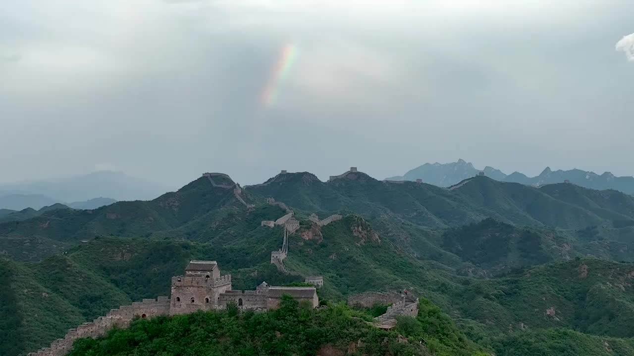 雨后的长城彩虹好天气美丽的长城风光视频素材