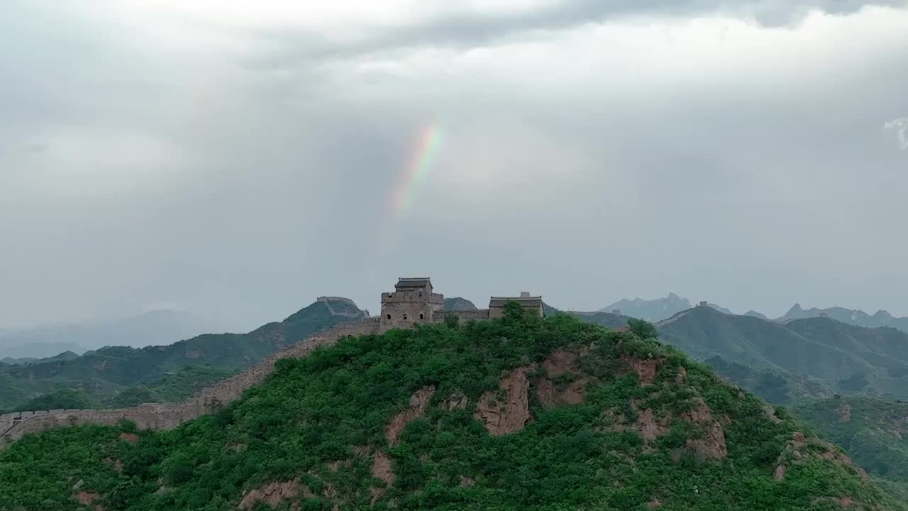 雨后的长城彩虹好天气美丽的长城风光视频素材