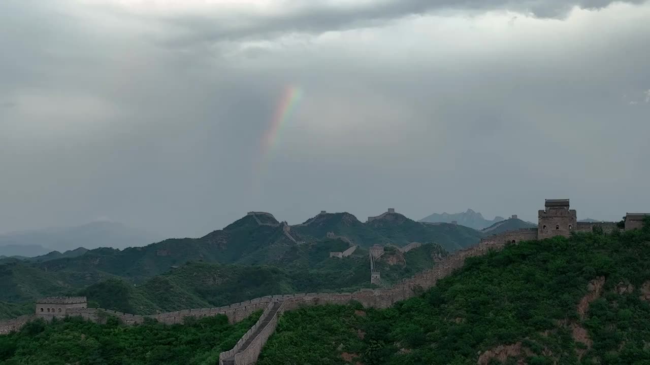 雨后的长城彩虹好天气美丽的长城风光视频素材